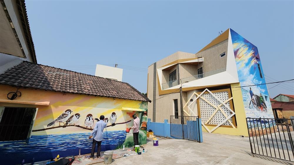 Tranh vẽ ở làng chài bích họa Quảng Nam bị chê xấu, họa sĩ nói gì?-6