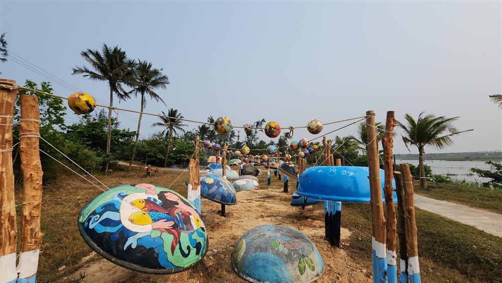 Tranh vẽ ở làng chài bích họa Quảng Nam bị chê xấu, họa sĩ nói gì?-7