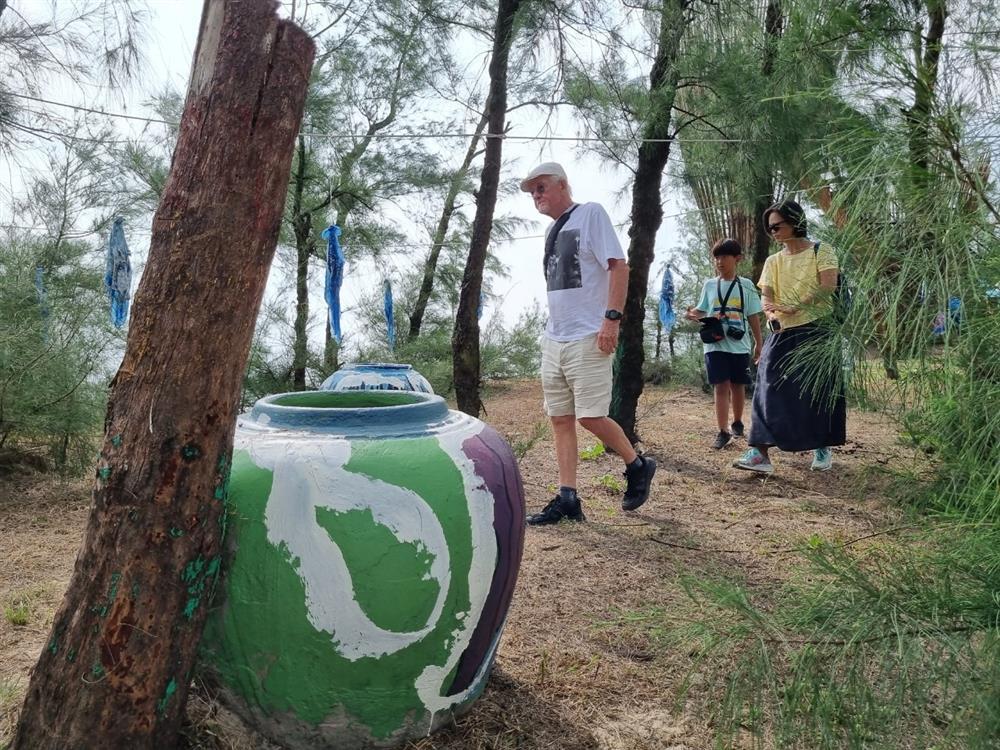 Tranh vẽ ở làng chài bích họa Quảng Nam bị chê xấu, họa sĩ nói gì?-8