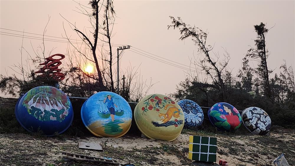 Tranh vẽ ở làng chài bích họa Quảng Nam bị chê xấu, họa sĩ nói gì?-9