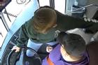Tài xế xe buýt bất tỉnh, cậu bé lớp 7 nhanh trí cứu 66 người thoát nạn