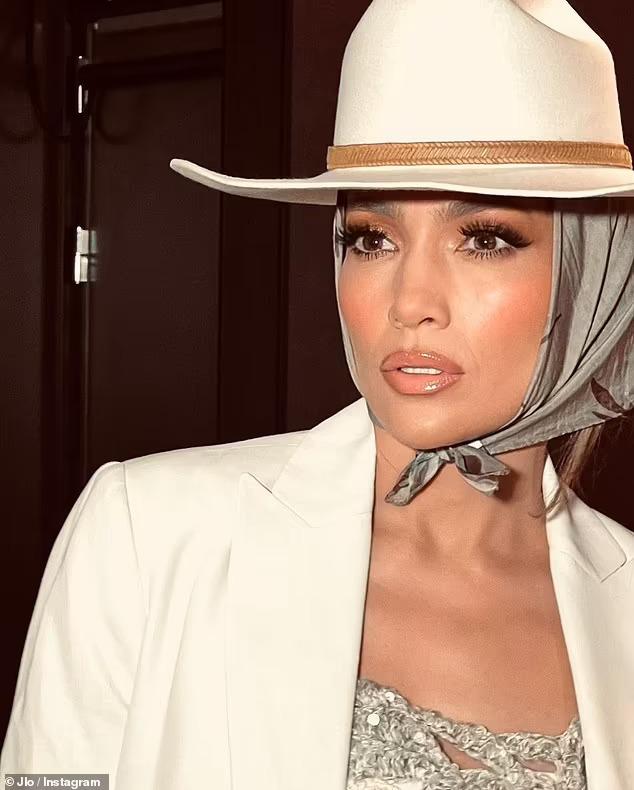 Jennifer Lopez gây sốt với cơ bụng săn chắc ở tuổi 53-4