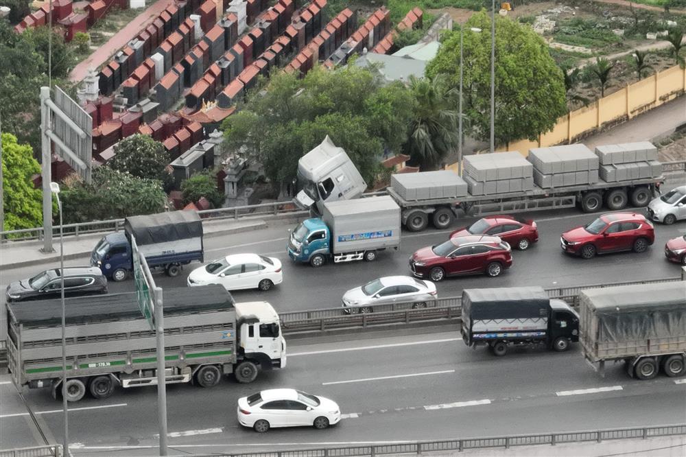 CSGT dùng flycam gỡ điểm ùn tắc tại cửa ngõ Hà Nội-7