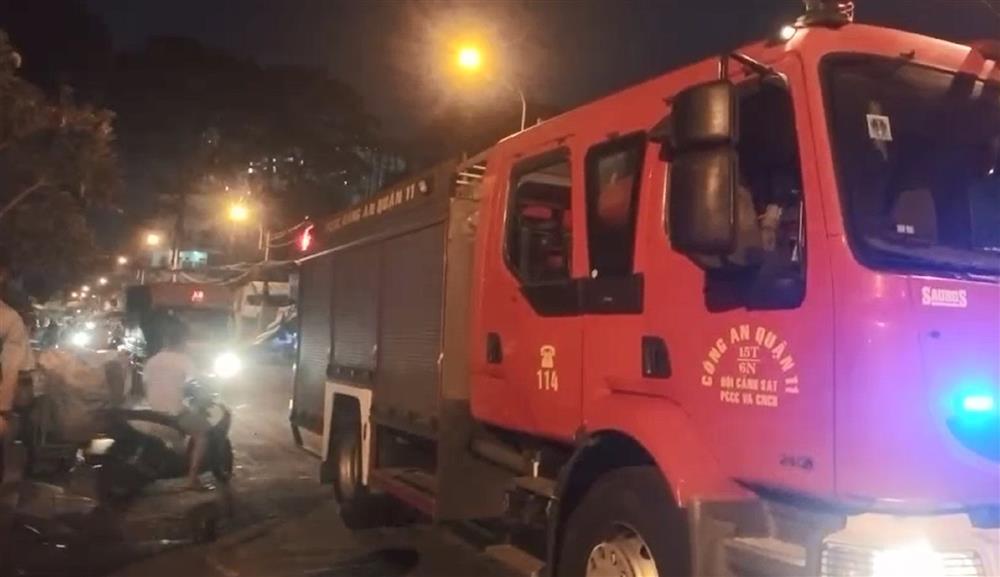 Giải cứu 19 người trong vụ cháy chung cư ở TP.HCM-1