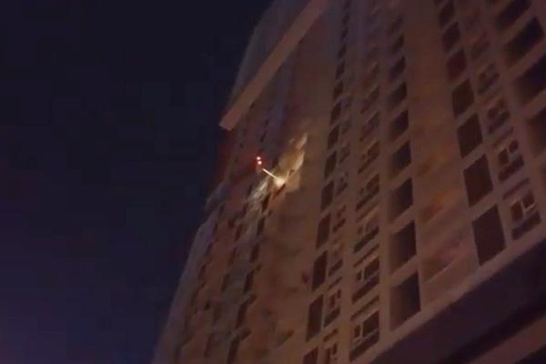 Giải cứu 2 cụ già mắc kẹt trong đám cháy cửa hàng thuốc tây ở TPHCM-2