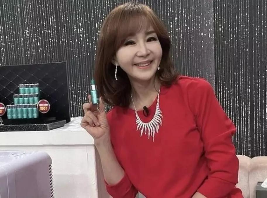 Loạt MC bị cấm sóng vì bê bối đời tư, ăn mặc quá sexy-1