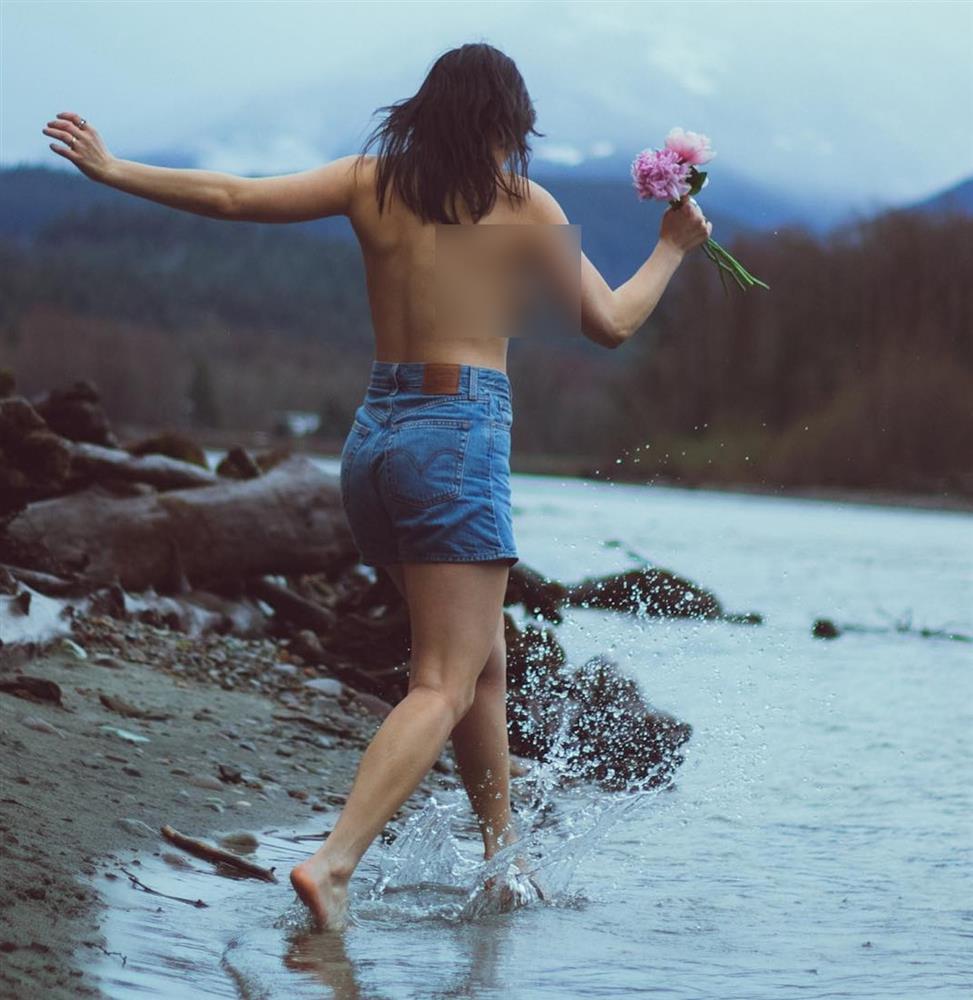 Con gái bom gợi cảm gốc Việt gây tranh cãi với style thả vòng 1 tự nhiên-1