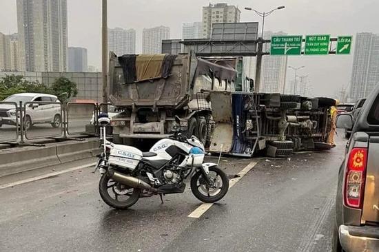 Hà Nội: 5 ô tô tông liên hoàn, đường vành đai 3 trên cao ùn tắc kéo dài