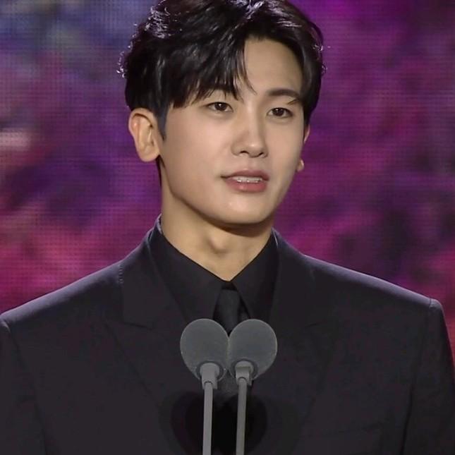 Baeksang 2023: Park Bo Gum bạch mã hoàng tử, Hứa Quang Hán lịch lãm hút hồn-8