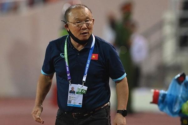 Người lạ trèo cây quay lén U22 Việt Nam trước trận gặp Lào-7