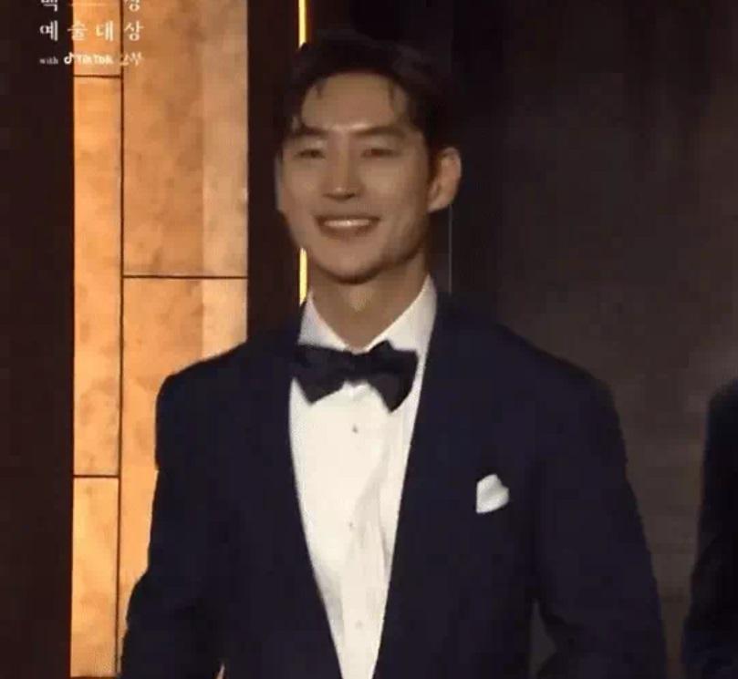 Lee Je Hoon, Hứa Quang Hán tạo khung hình hot nhất Baeksang 2023-2