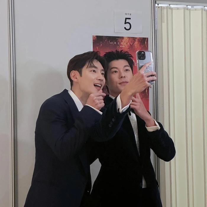 Lee Je Hoon, Hứa Quang Hán tạo khung hình hot nhất Baeksang 2023-5