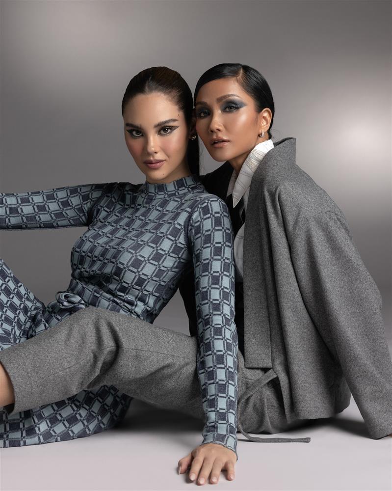 HHen Niê chạm trán Catriona Gray trên bìa tạp chí quốc tế-3