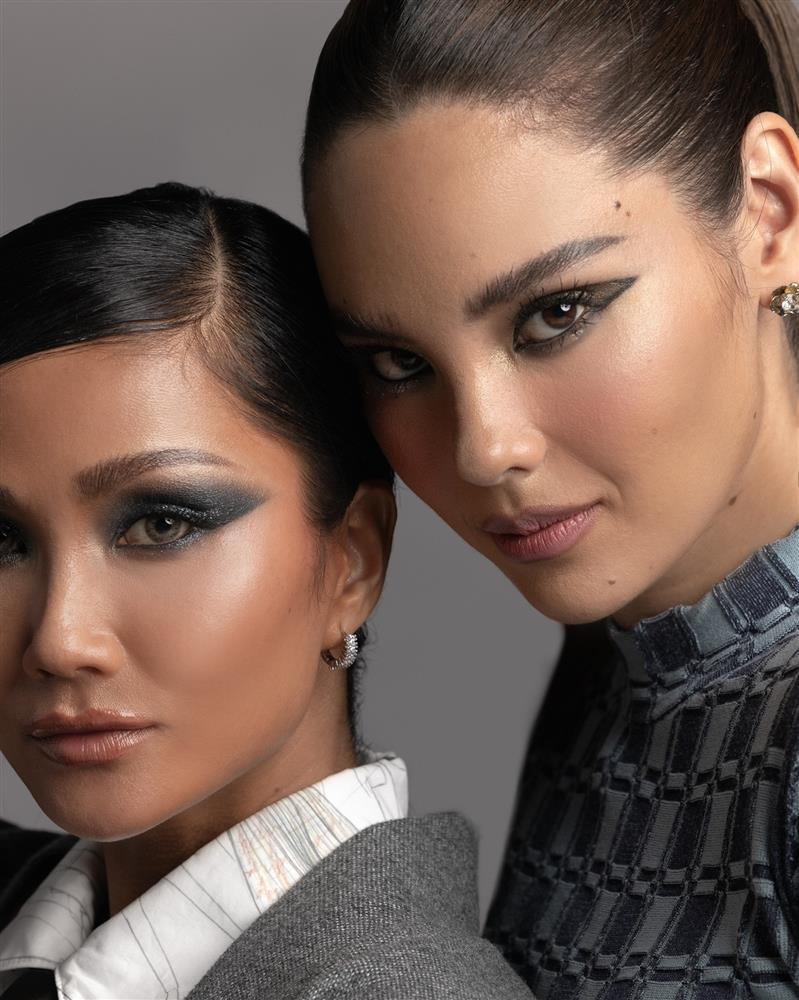 HHen Niê chạm trán Catriona Gray trên bìa tạp chí quốc tế-4