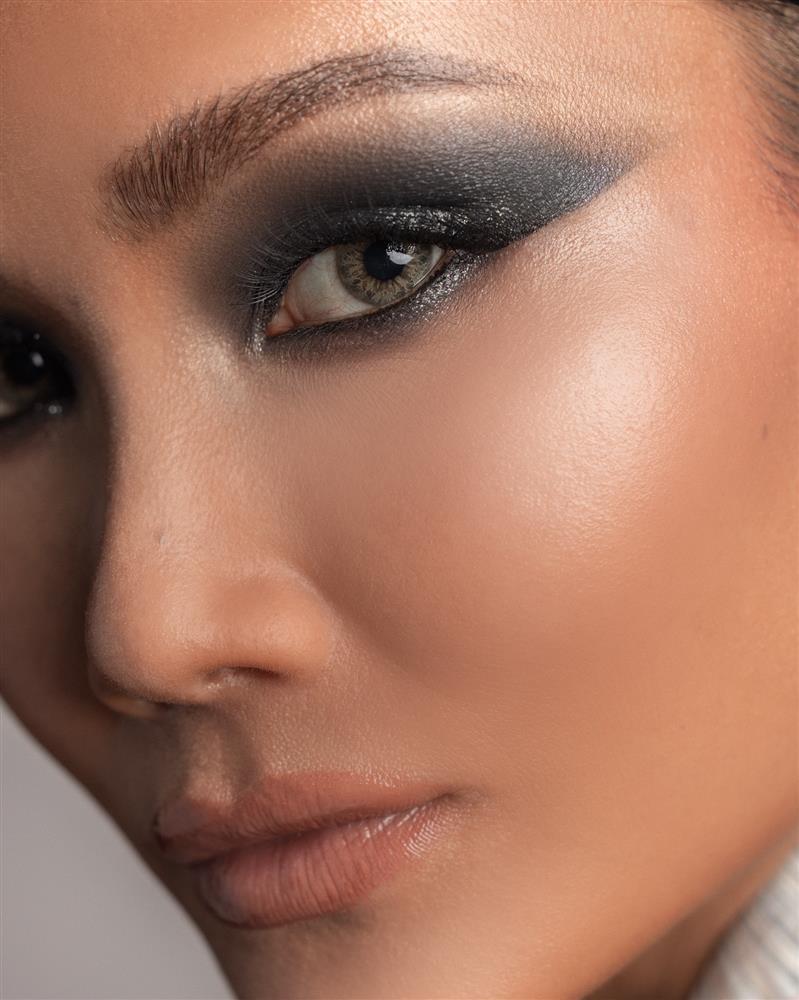 HHen Niê chạm trán Catriona Gray trên bìa tạp chí quốc tế-7