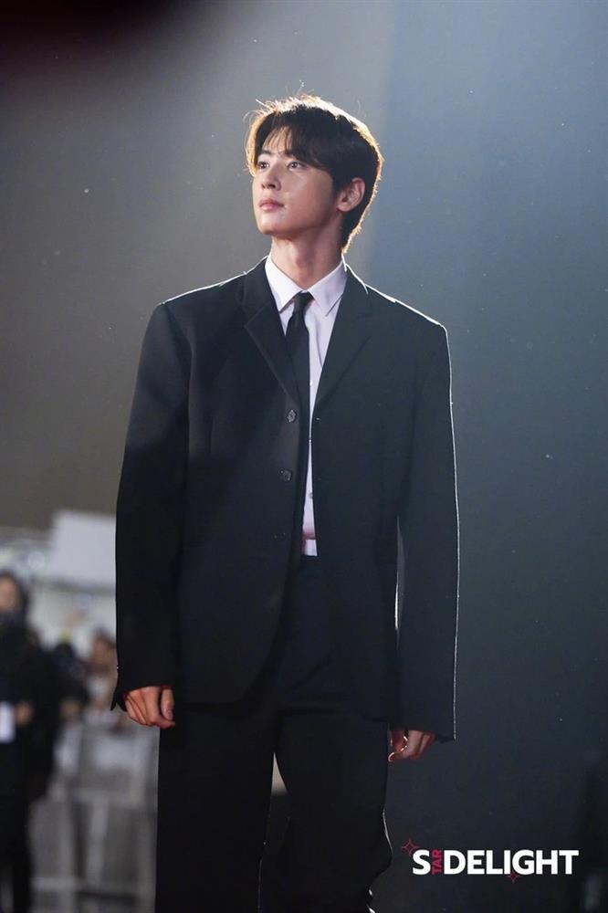 Cha Eun Woo tiều tụy trong sự kiện đầu tiên sau khi Moonbin qua đời-1