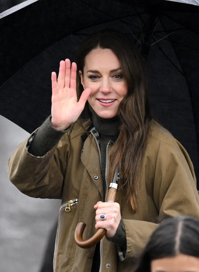 Ảnh tình tứ của Kate và William hút triệu lượt Thích-2