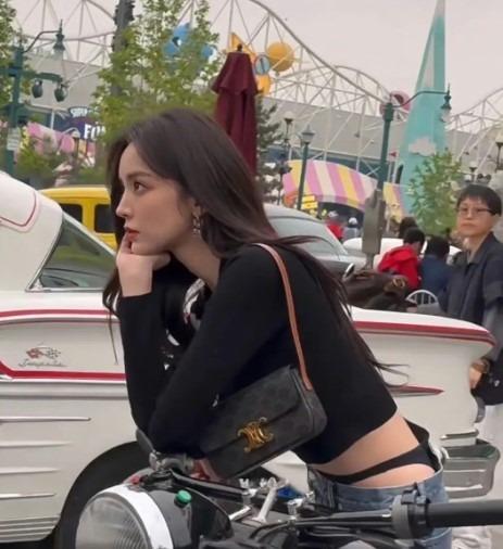 Cổ Lực Na Trát bị ném đá vì diện trang phục nhạy cảm-2