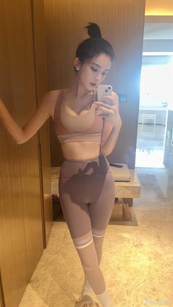 Cổ Lực Na Trát bị ném đá vì diện trang phục nhạy cảm-3