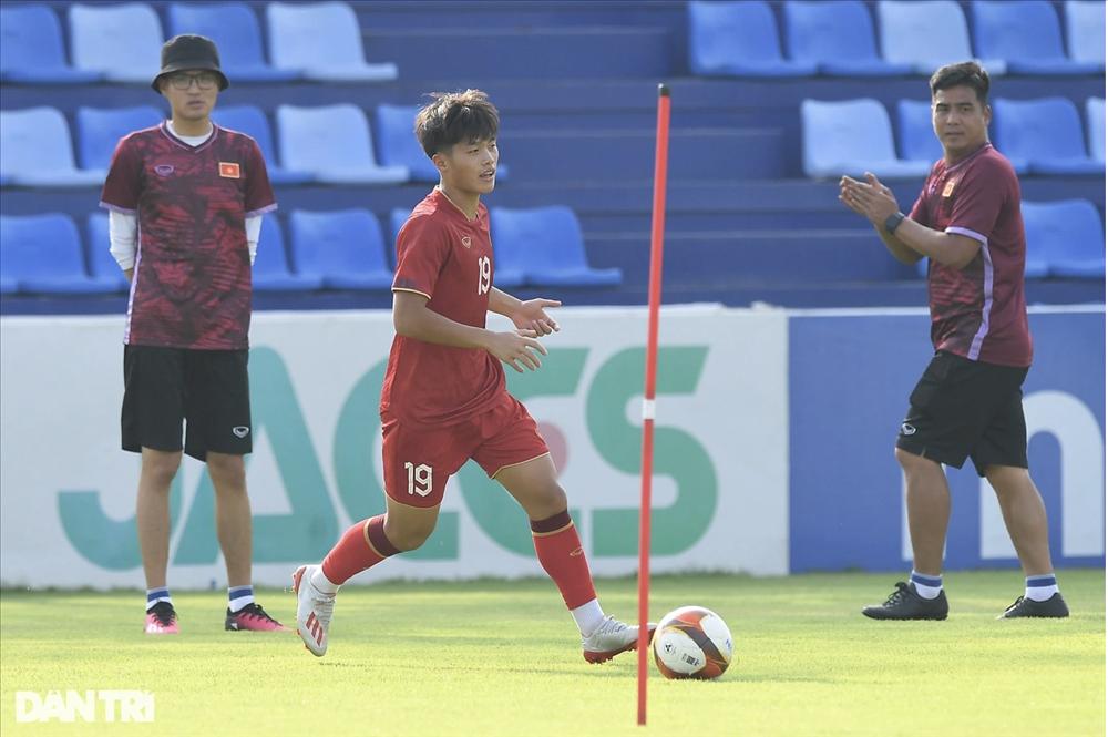 Người lạ trèo cây quay lén U22 Việt Nam trước trận gặp Lào-1