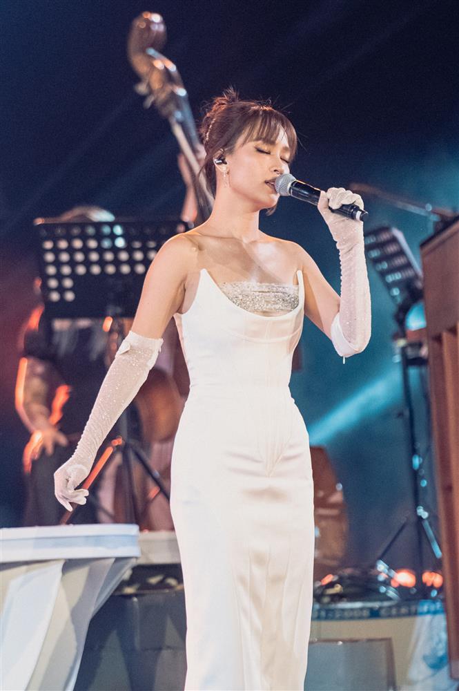 Uyên Linh giọng khàn đặc, Ái Phương nghẹn ngào khi hát-2