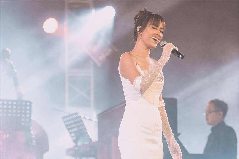 Uyên Linh giọng khàn đặc, Ái Phương nghẹn ngào khi hát-3