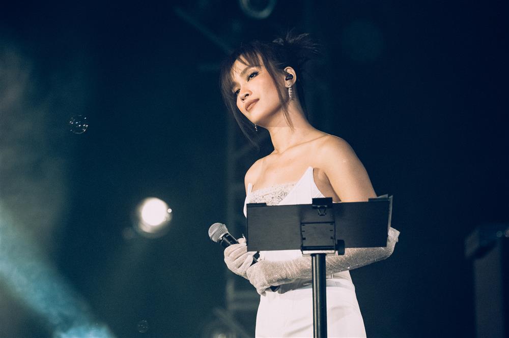 Uyên Linh giọng khàn đặc, Ái Phương nghẹn ngào khi hát-4