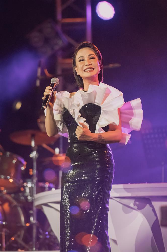 Uyên Linh giọng khàn đặc, Ái Phương nghẹn ngào khi hát-6