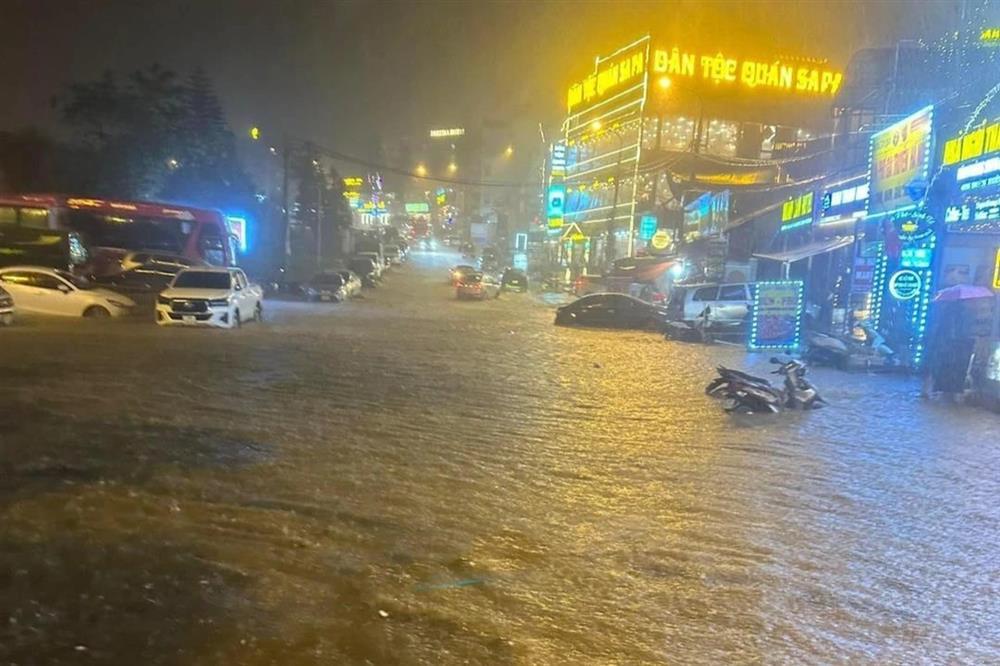 Mưa lớn 20 phút, nhiều tuyến đường ở Sa Pa chìm trong biển nước-2
