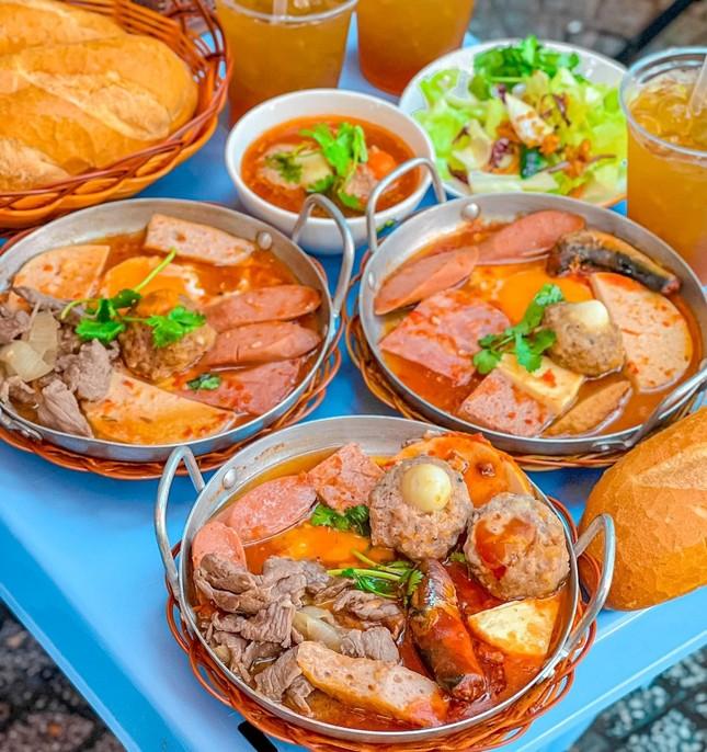 Phá đảo ẩm thực Quận 1: Từ bánh mì chảo đến bánh tráng cuộn, ngon quên lối về!-1