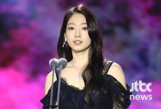 Park Shin Hye xuất hiện chớp nhoáng sau sinh con tại Baeksang 2023