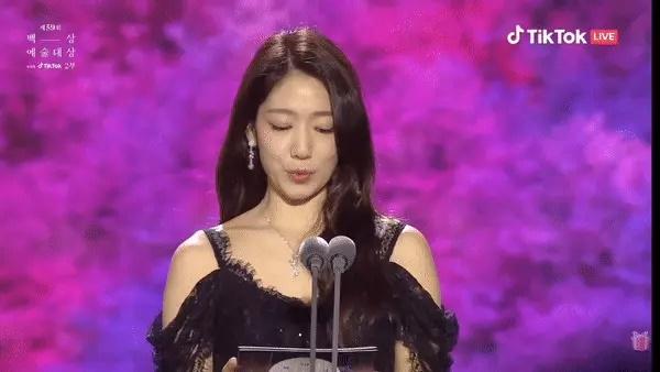 Park Shin Hye xuất hiện chớp nhoáng sau sinh con tại Baeksang 2023-6