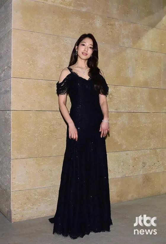 Park Shin Hye xuất hiện chớp nhoáng sau sinh con tại Baeksang 2023-7