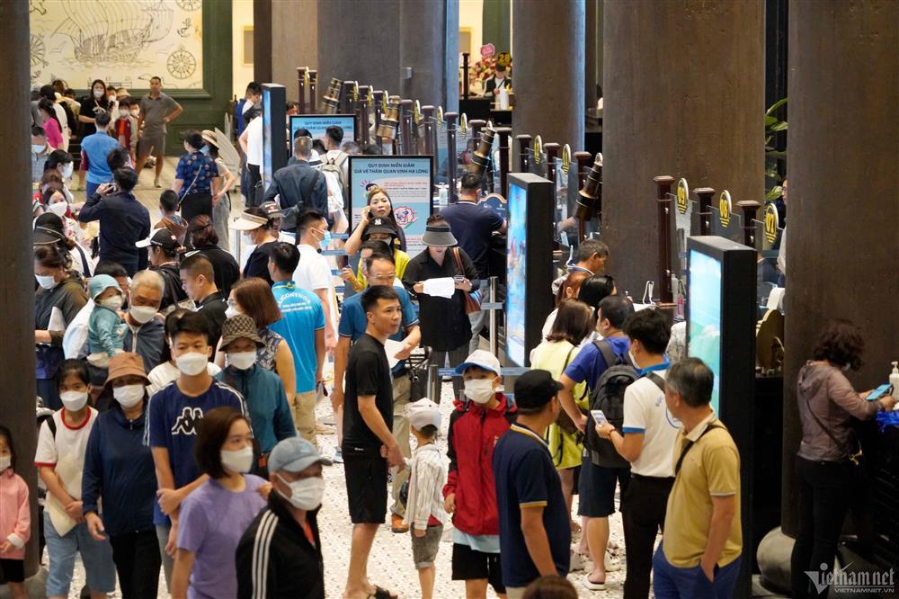 Cảng tàu Hạ Long đông nghịt khách ra tham quan vịnh-1