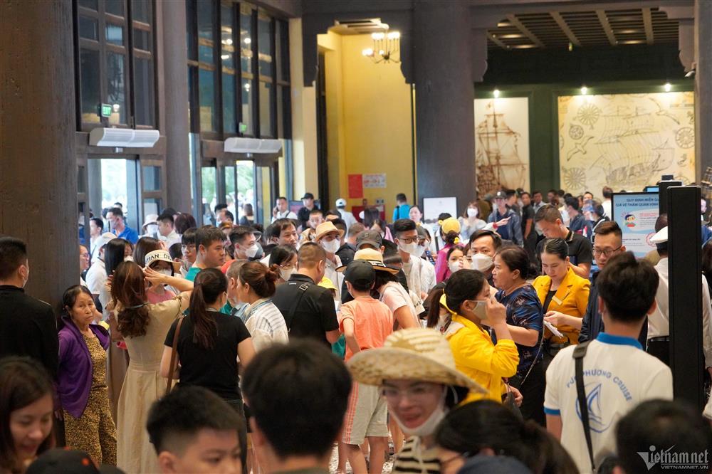 Cảng tàu Hạ Long đông nghịt khách ra tham quan vịnh-2