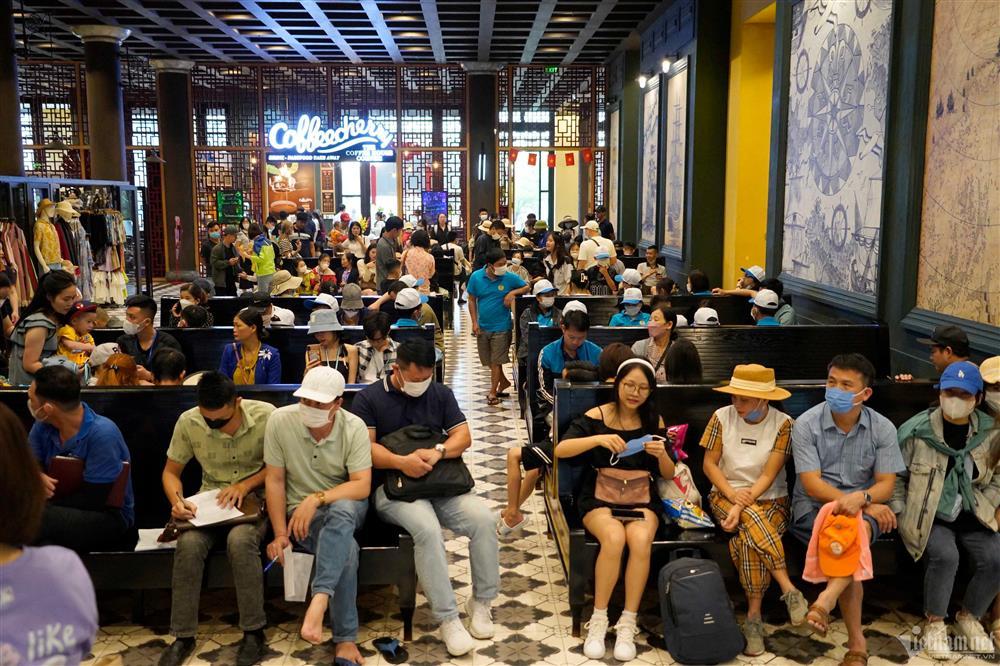 Cảng tàu Hạ Long đông nghịt khách ra tham quan vịnh-3