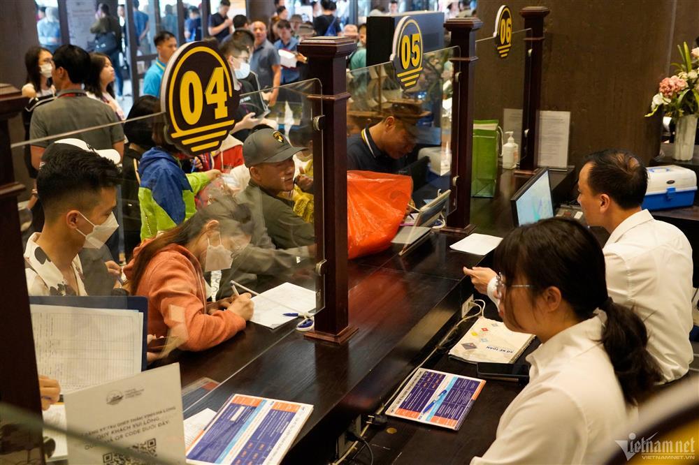 Cảng tàu Hạ Long đông nghịt khách ra tham quan vịnh-4