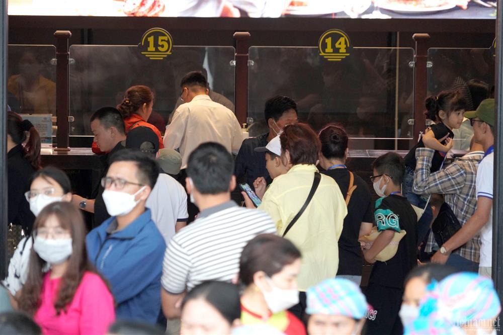 Cảng tàu Hạ Long đông nghịt khách ra tham quan vịnh-5