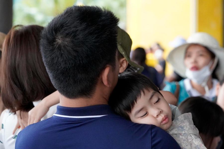 Cảng tàu Hạ Long đông nghịt khách ra tham quan vịnh-6