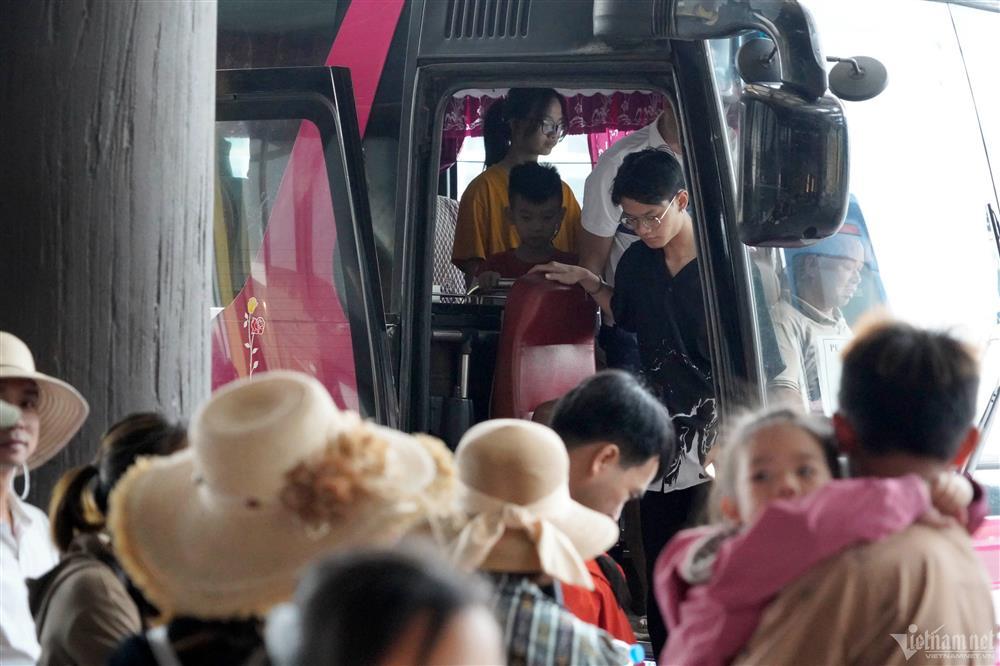 Cảng tàu Hạ Long đông nghịt khách ra tham quan vịnh-8