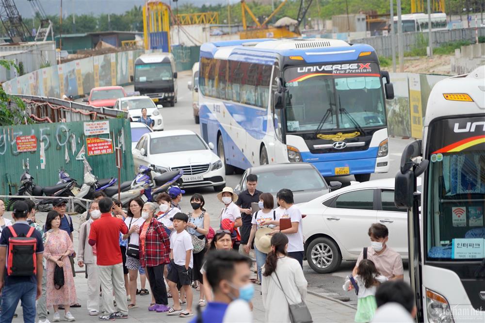 Cảng tàu Hạ Long đông nghịt khách ra tham quan vịnh-9