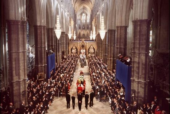 Lễ đăng cơ có một không hai của Vua Charles