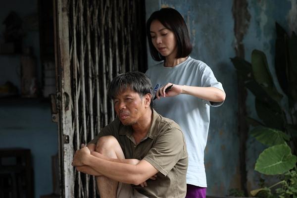 Vợ kém 11 tuổi của Thái Hòa hiếm hoi xuất hiện, ôm chồng giữa sự kiện-6