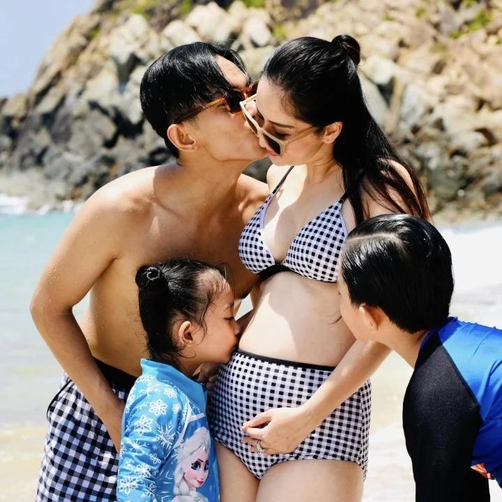Bà bầu Khánh Thi khoe dáng với bikini, tình tứ bên ông xã kém 12 tuổi-4