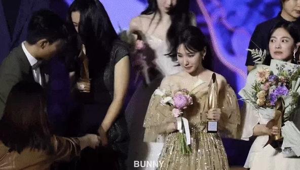 Sao nhí Giày Thủy Tinh lúng túng khi được xếp đứng cạnh Song Hye Kyo-3