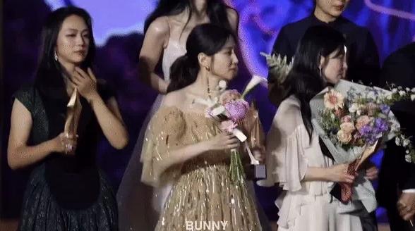 Sao nhí Giày Thủy Tinh lúng túng khi được xếp đứng cạnh Song Hye Kyo-4