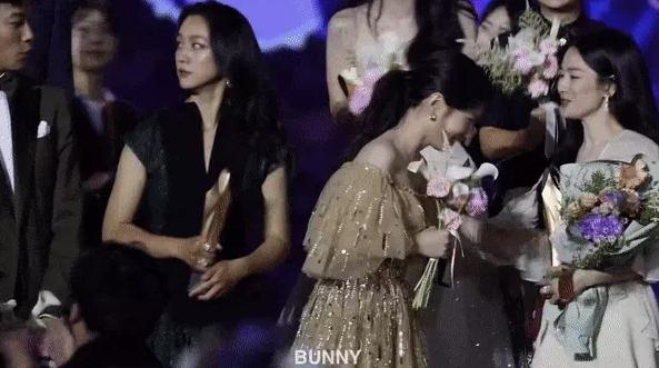 Sao nhí Giày Thủy Tinh lúng túng khi được xếp đứng cạnh Song Hye Kyo-5