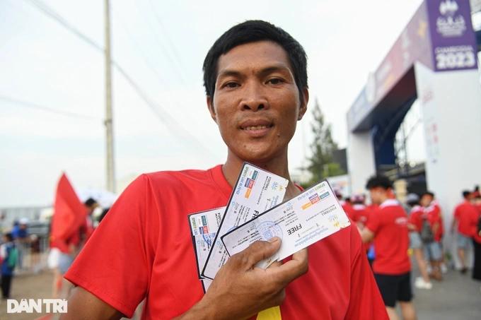 Cổ động viên giành giật tới rách vé vì tấm vé xem U22 Việt Nam-1