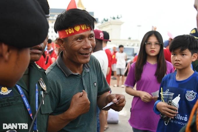 Cổ động viên giành giật tới rách vé vì tấm vé xem U22 Việt Nam-2