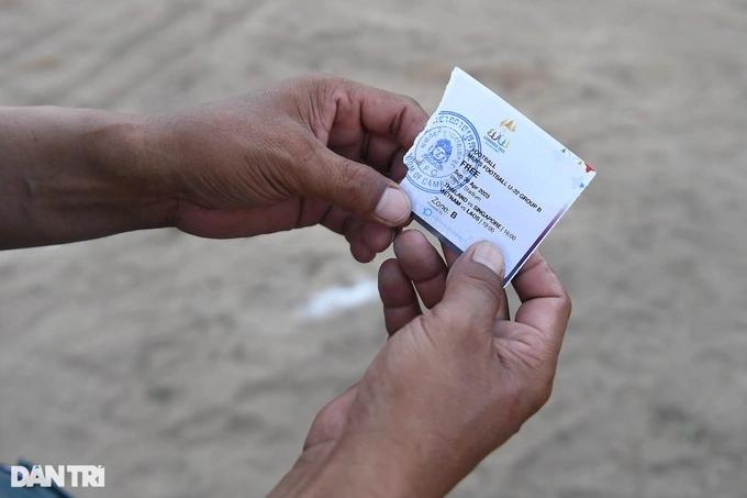 Cổ động viên giành giật tới rách vé vì tấm vé xem U22 Việt Nam-5